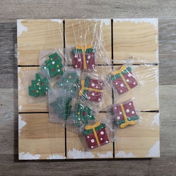 Christmas Board Game - Tic-Tac-Toe with Christmas Playing Pieces - Tree/Gifts - Picture 2 of 4
